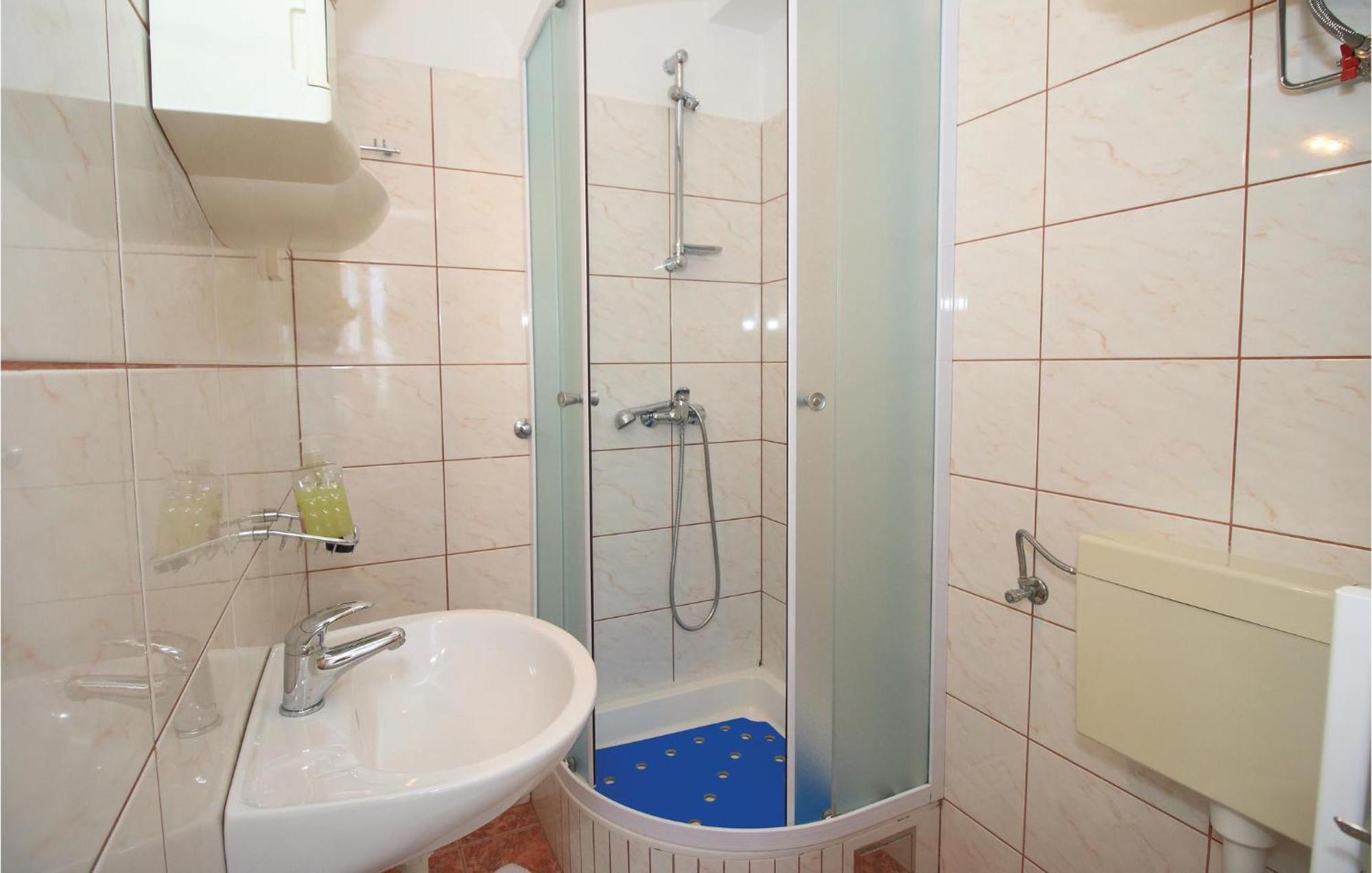 Amazing Apartment In Kastel Sucurac With Kitchen Каштела Екстер'єр фото