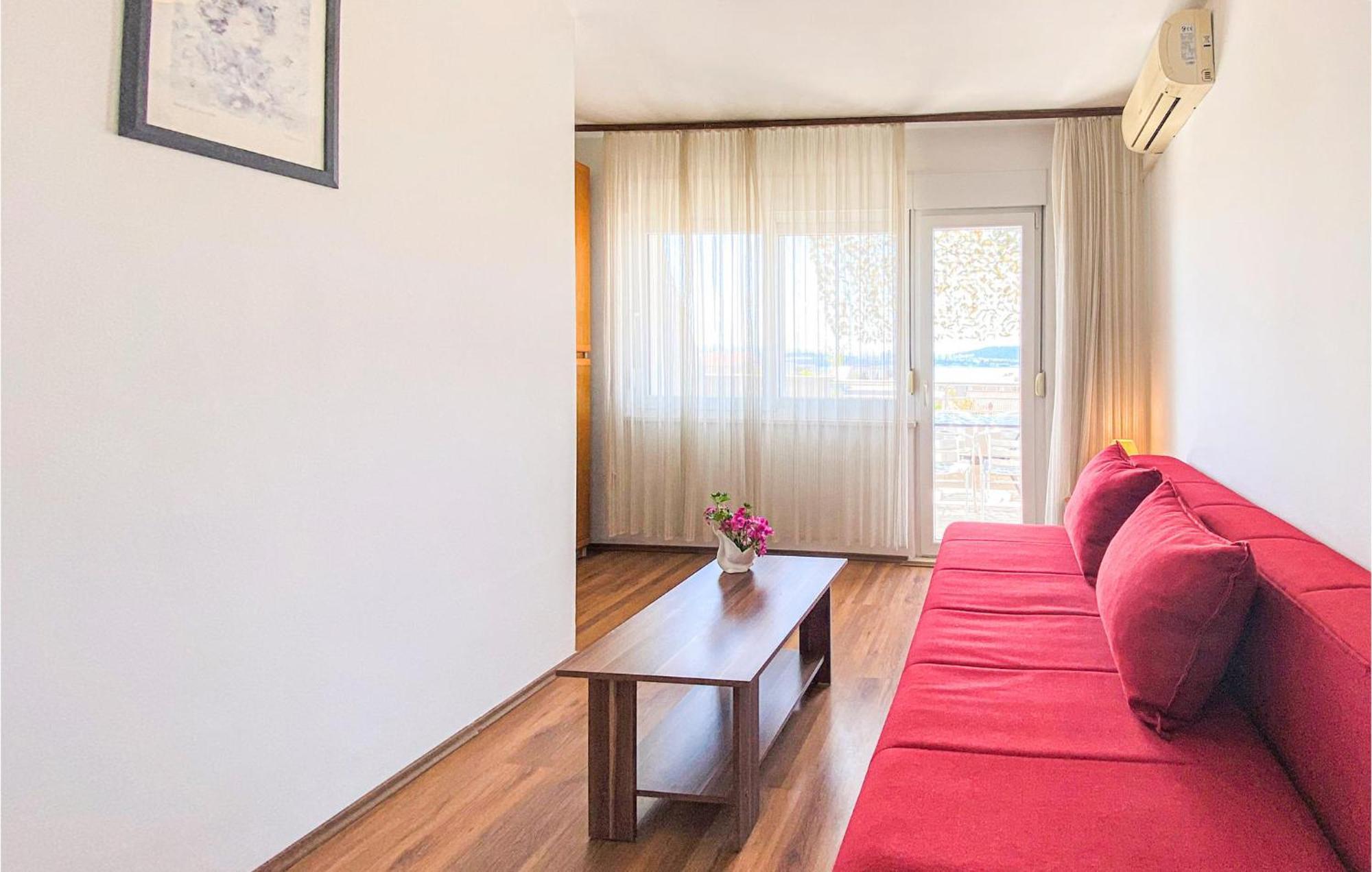 Amazing Apartment In Kastel Sucurac With Kitchen Каштела Екстер'єр фото