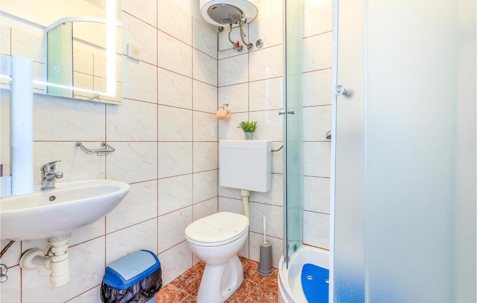 Amazing Apartment In Kastel Sucurac With Kitchen Каштела Екстер'єр фото