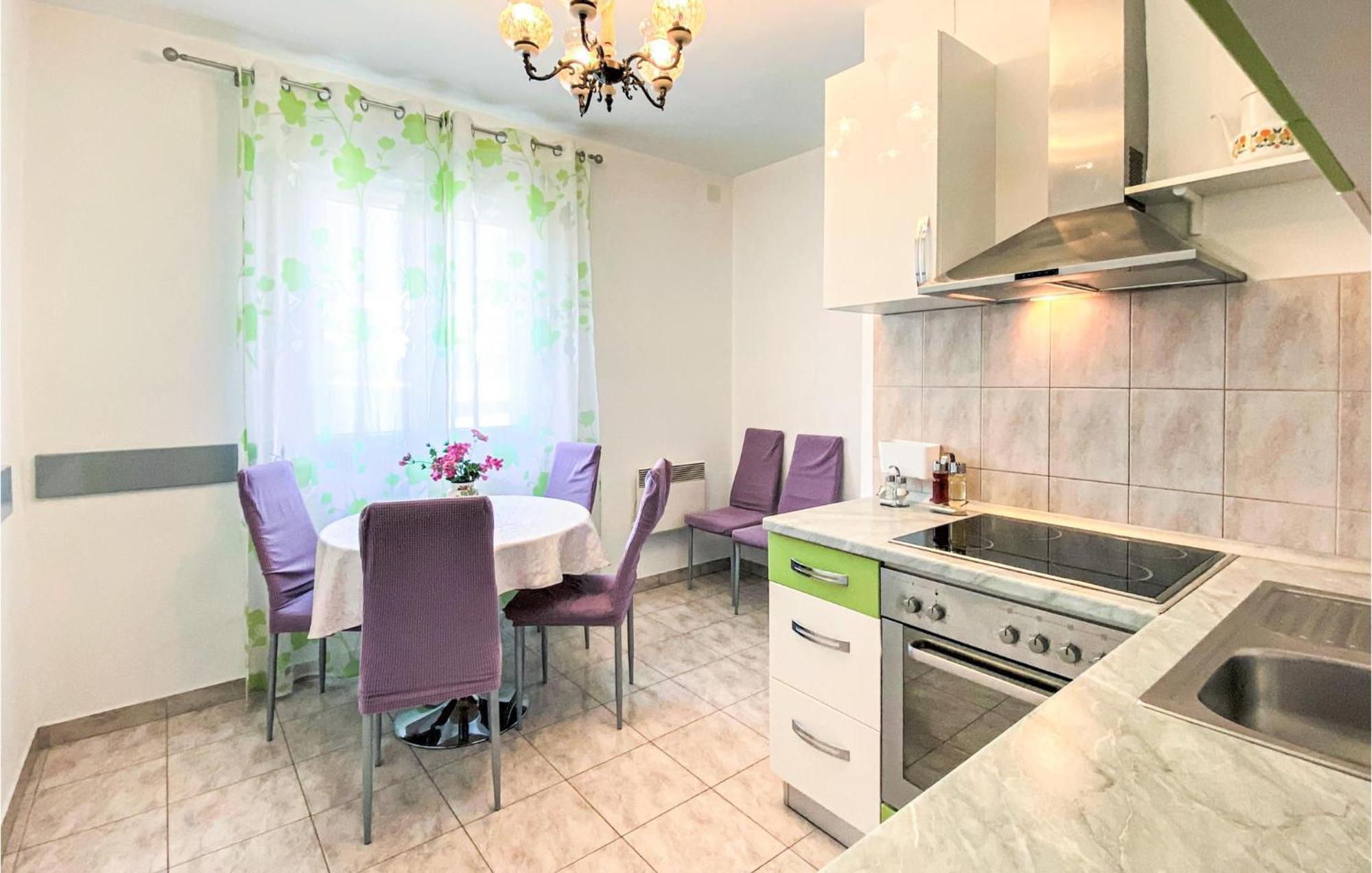 Amazing Apartment In Kastel Sucurac With Kitchen Каштела Екстер'єр фото