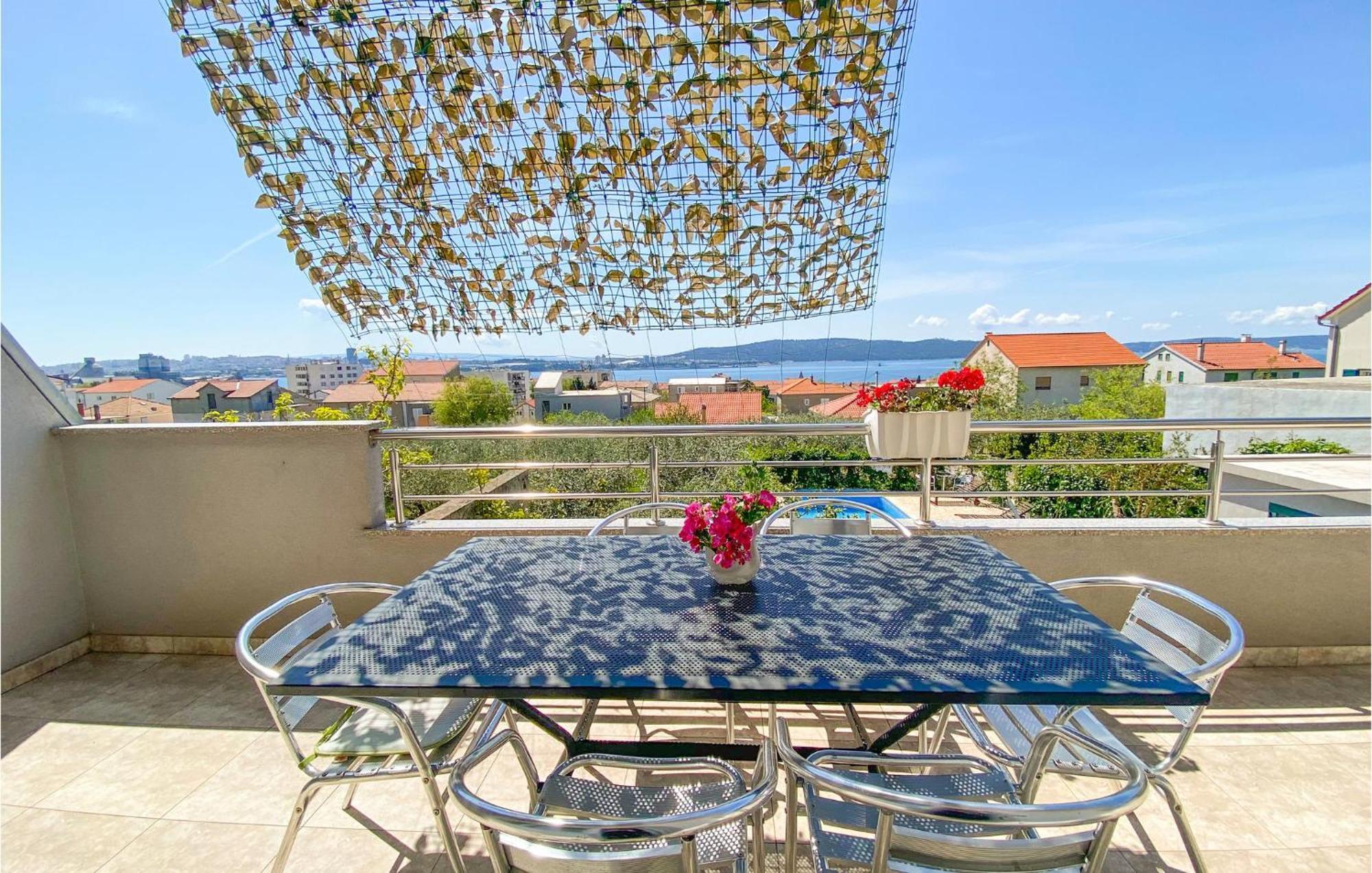 Amazing Apartment In Kastel Sucurac With Kitchen Каштела Екстер'єр фото