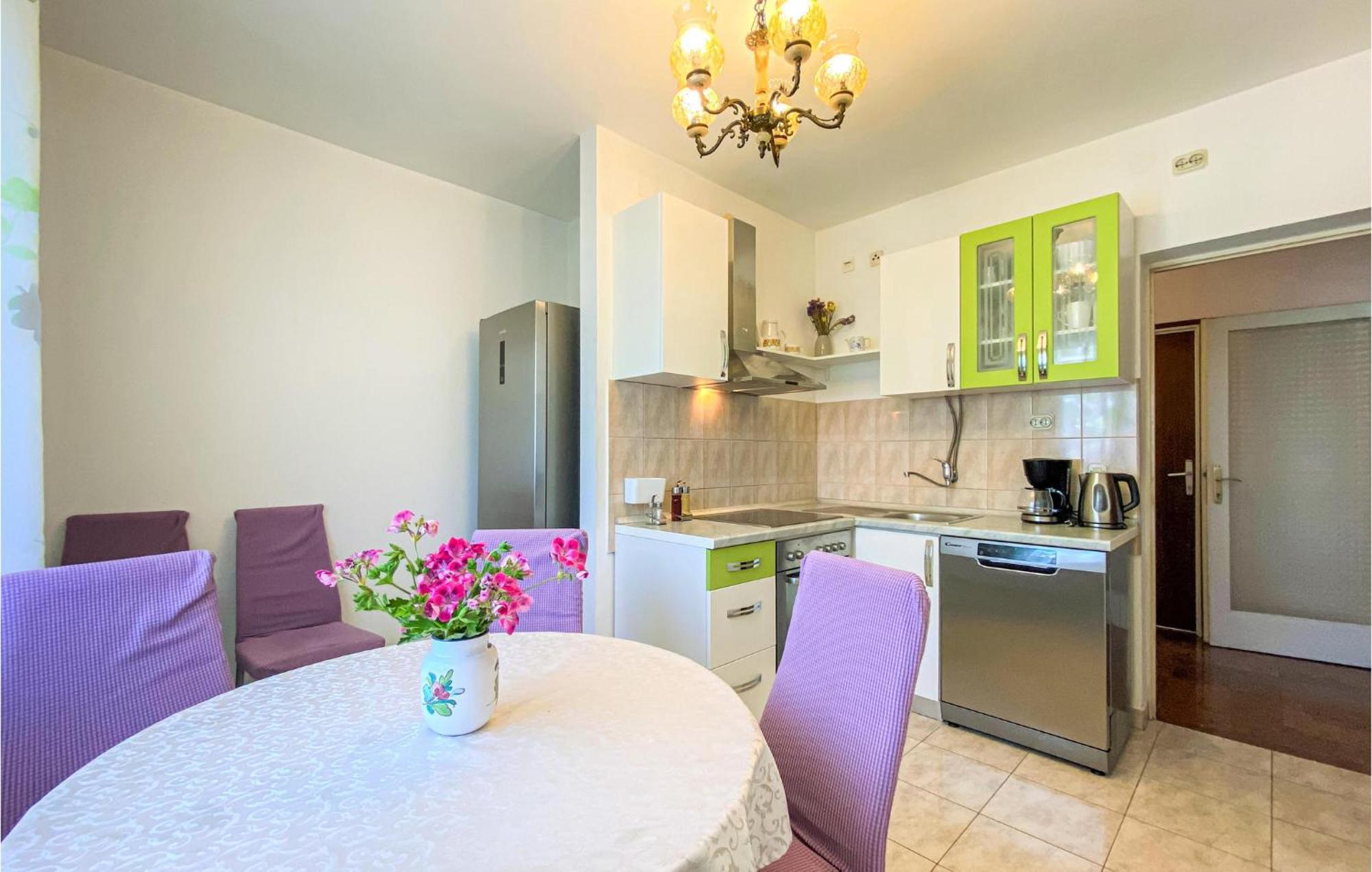 Amazing Apartment In Kastel Sucurac With Kitchen Каштела Екстер'єр фото